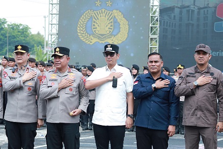 Anggota DPRD Kota Medan, Saipul Bahri SE ( baju biru) yang hadir di acara Simulasi Sispamkota foto bersama dengan Kapolda SumUTU Irjen Pol Whisnu Hermawan Februanto, Wakapolda Brigjen Pol Sonny Irawan dan Wali Kota Medan, Rico Tri Putra Bayu Waas. (Foto Ist)