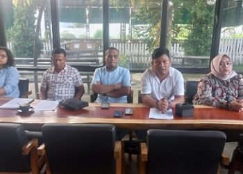 Tim kuasa hukum ahli waris Yayasan APIPSU yang menaungi Universitas Tjut Nyak Dhien (UTND) Medan Frien Jones I.H Tambun SH MH dan Dwi Ngai Sinaga SH MH saat memberikan keterangan kepada wartawan (Foto Romulo / jurnalx.co.id)