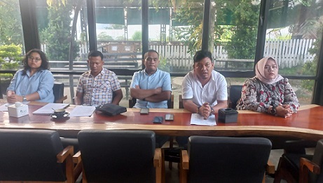 Tim kuasa hukum ahli waris Yayasan APIPSU yang menaungi Universitas Tjut Nyak Dhien (UTND) Medan Frien Jones I.H Tambun SH MH dan Dwi Ngai Sinaga SH MH saat memberikan keterangan kepada wartawan (Foto Romulo / jurnalx.co.id)
