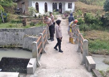 Kapolsek Siantar Selatan IPTU Suhaira Marbun SH Bersama Personil Pembersihan Jembatan Losung Aek Jalan Pengairan 