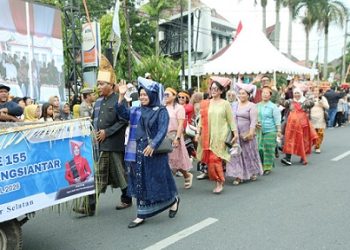 Camat Siantar Selatan Henry Purba bersama jajaran Lurah dan pegawai saat ikuti Karnaval Meriahkan Hari Jadi ke 155 Kota Pematangsiantar