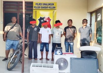 Ketiga pelaku Curat beserta barang bukti diapit Kanit Reskrim IPDA Amri Sitanggang SH dan Tim Opsnal