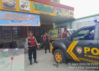 Satuan Samapta dipimpin Katim AIPTU Frans Saragih saat patroli di Toko Roti Youlanda Bakery di Jalan Parapat