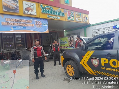 Satuan Samapta dipimpin Katim AIPTU Frans Saragih saat patroli di Toko Roti Youlanda Bakery di Jalan Parapat