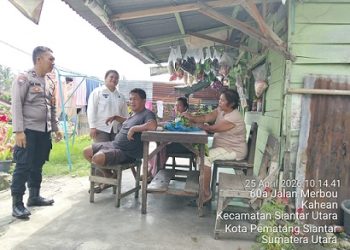 Bhabinkamtibmas Kelurahan Kahean AIPDA H.E. Pane melaksanakan sambang kamtibmas ke rumah warga Bapak H. Purba di Jalan Merbau