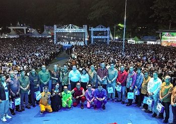 Wali Kota Pematangsiantar Wesly Silalahi SH MKn didampingi Ketua TP PKK Ny Liswati Wesly Silalahi bersama Unsur Forkopimda, perwakilan kepala daerah, serta ribuan masyarakat menghadiri acara puncak konser memeringati Hari Jadi ke-155 Kota Pematangsiantar tahun 2026
