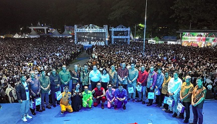 Wali Kota Pematangsiantar Wesly Silalahi SH MKn didampingi Ketua TP PKK Ny Liswati Wesly Silalahi bersama Unsur Forkopimda, perwakilan kepala daerah, serta ribuan masyarakat menghadiri acara puncak konser memeringati Hari Jadi ke-155 Kota Pematangsiantar tahun 2026