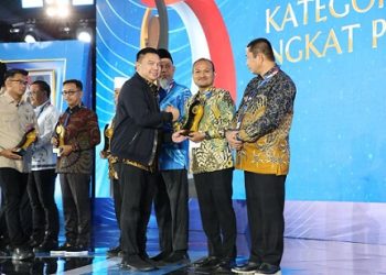 Wali Kota Tanjungbalai Mahyaruddin Salim saat merima piala penghargaan Kota Tanjungbalai Raih Juara 2 Terbaik yang diserahkan Sekjen) Kemendagri Tomsi Tohir