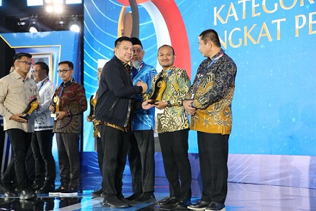 Wali Kota Tanjungbalai Mahyaruddin Salim saat merima piala penghargaan Kota Tanjungbalai Raih Juara 2 Terbaik yang diserahkan Sekjen) Kemendagri Tomsi Tohir