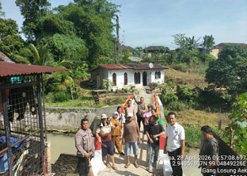 Polsek Siantar Selatan Gotong Royong Bersama Warga di Jembatan Losung Aek