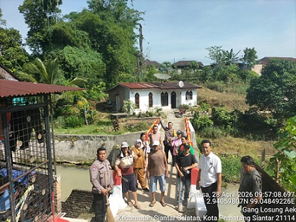 Polsek Siantar Selatan Gotong Royong Bersama Warga di Jembatan Losung Aek