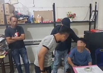 Remaja berinsial MS hanya bisa pasrah ditangkap tim gabungan dari Polres Pelabuhan Belawan bersama Polsek Belawan. (Foto Ist)