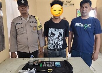 pelaku AH beserta barang bukti saat diamankan di Polsek Dolok Batu Nanggar