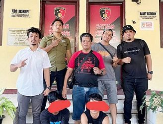 Kedua pelaku curat diapit Kanit Jatanras IPDA Revanto Barasa dan Tim Opsnal 