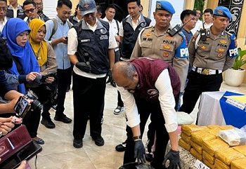 Paparan penyelundupan sabu seberat 22 kilogram yang disembunyikan secara rapi di dalam tangki BBM. (Foto Ist)