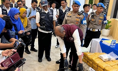 Paparan penyelundupan sabu seberat 22 kilogram yang disembunyikan secara rapi di dalam tangki BBM. (Foto Ist)