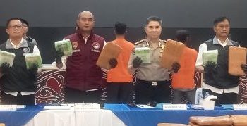 Kabid Humas Polda Sumut, Kombes Pol Ferry Walintukan, didampingi Direktur Reserse Narkoba Polda Sumut, Kombes Pol Andy Arisandi saat paparan pengungkapan narkoba. (Foto Ist)