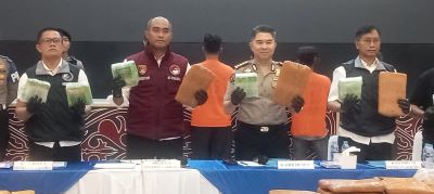 Kabid Humas Polda Sumut, Kombes Pol Ferry Walintukan, didampingi Direktur Reserse Narkoba Polda Sumut, Kombes Pol Andy Arisandi saat paparan pengungkapan narkoba. (Foto Ist)