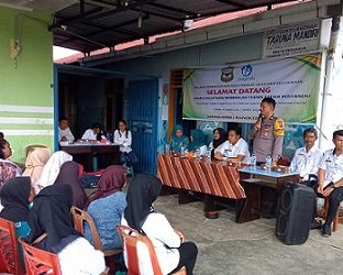Bhabinkamtibmas Kelurahan Tambun Nabolon AIPTU Jonson Hutahuruk menghadiri Penutupan Pelatihan Kader Posyandu