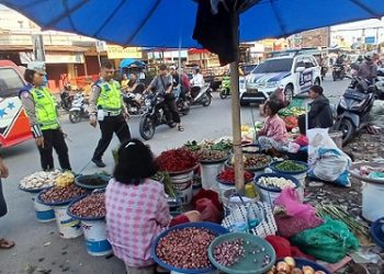Kanit Kamsel IPDA Serly Tarign melaksanakan kegiatan Dikmas Lantas Penling Penluh di Jalan Patuan Nagari