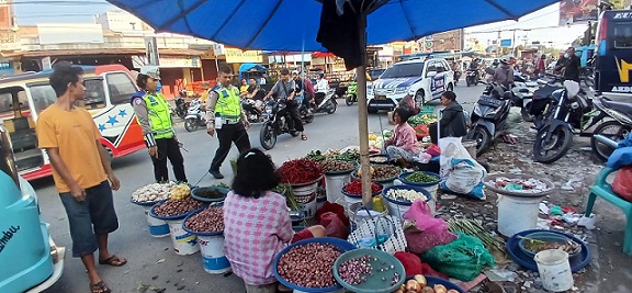 Kanit Kamsel IPDA Serly Tarign melaksanakan kegiatan Dikmas Lantas Penling Penluh di Jalan Patuan Nagari