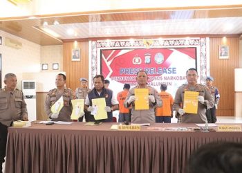 Kapolres Simalungun, AKBP Marganda Aritonang, S.I.K. S.H. M.M di Aula Andar Siahaan tunjukkan barang bukti