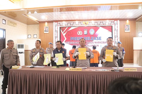 Kapolres Simalungun, AKBP Marganda Aritonang, S.I.K. S.H. M.M di Aula Andar Siahaan tunjukkan barang bukti