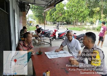 Bhabinkamtibmas Kelurahan Kahean AIPDA H.E. Pane melaksanakan sambang katibmas di Jalan Gotong Royong