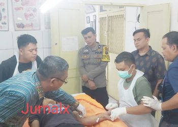 Kepala Forensik dr Reinhard JD Hutahean SH. SP.F bersama Tim saat periksa jenajah korban diruangan jenajah RSUD dr Djasamen Saragih