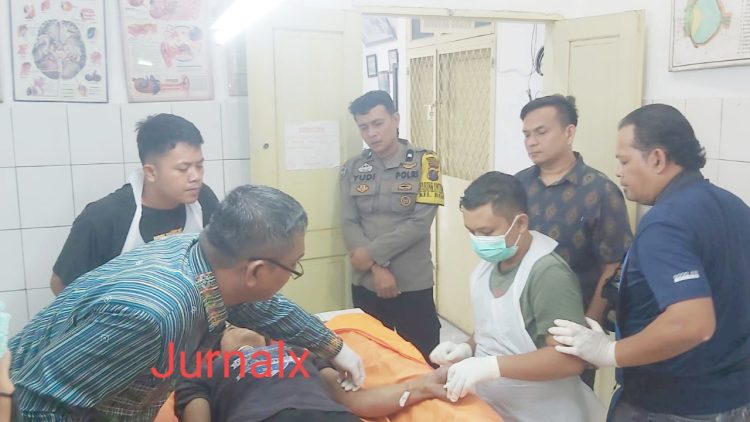Kepala Forensik dr Reinhard JD Hutahean SH. SP.F bersama Tim saat periksa jenajah korban diruangan jenajah RSUD dr Djasamen Saragih