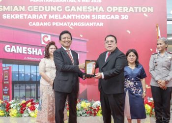 Wali Kota Pematangsiantar Wesly Silalahi SH MKn dan Kapolres Pematangsiantar AKBP Sah Udur Togi Marito Sitinjak SH SIK MH terima plakat dari Dirut PT Pendidikan Ganesha Operation Prof Dr Ir Bob Foster MM