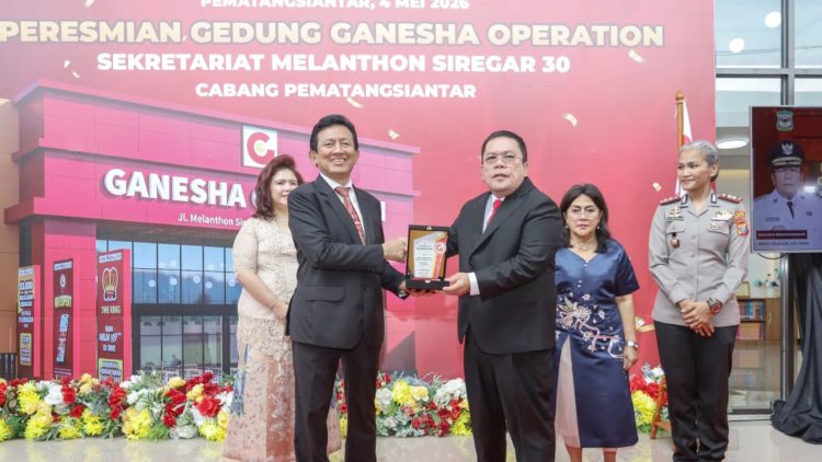 Wali Kota Pematangsiantar Wesly Silalahi SH MKn dan Kapolres Pematangsiantar AKBP Sah Udur Togi Marito Sitinjak SH SIK MH terima plakat dari Dirut PT Pendidikan Ganesha Operation Prof Dr Ir Bob Foster MM