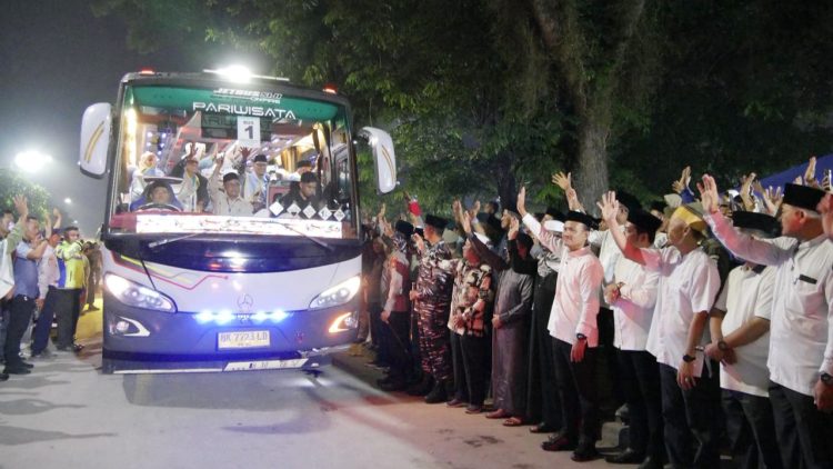 Wali Kota Tanjungbalai Mahyaruddin Salim bersama Forkopimda Lepas Keberangkatan 131 Calon Jemaah Haji Kloter 11 ke Asrama Haji Medan