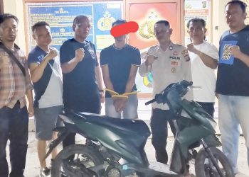 Pelaku curanmor Sutedi dan barang bukti diapit Kanit Reskrim IPDA B. Situngkir SH bersama Tim