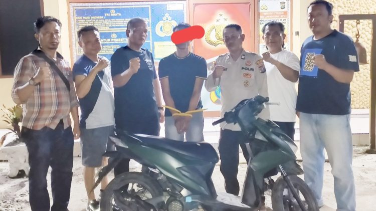 Pelaku curanmor Sutedi dan barang bukti diapit Kanit Reskrim IPDA B. Situngkir SH bersama Tim