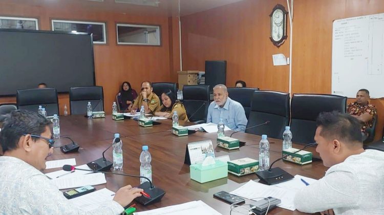 Ketua Komis 1 DPRD Medan Reza Pahlevi Lubis didampingi Komisi 1 Edi Saputra menggelar Rapat Dengar Pendapat (RDP) dengan pemilik lahan Kirpal Singh. (Foto Ist)