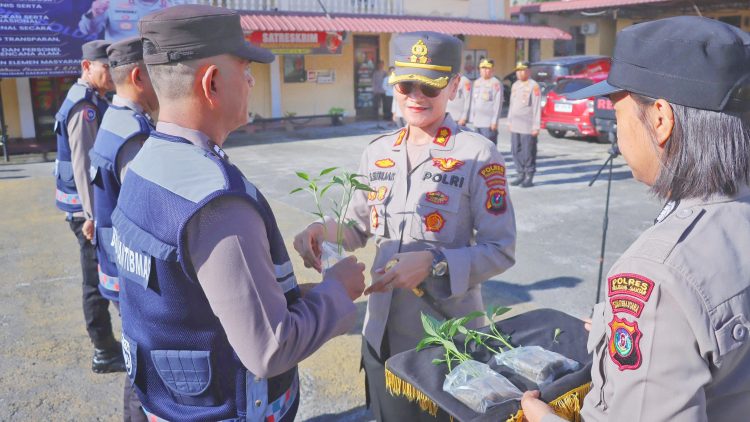 Kapolres Pematangsiantar AKBP Sah Udur T.M. Sitinjak SH. SIK. MH memberikan simbolis bantuan bibit cabe dan terong kepada seluruh Bhabinkamtibmas.