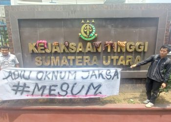 Puluhan massa aksi membawa hadiah celana dalam dan bra sebagai bentuk keprihatinan adanya dugaan perselingkuhan oknum jaksa. (Foto Romulo)