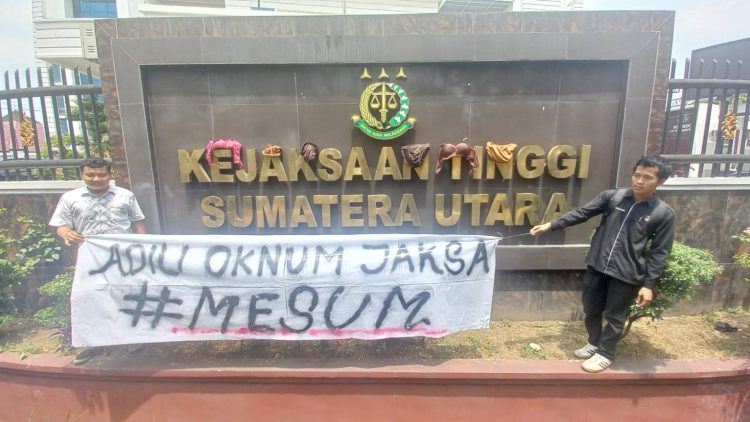 Puluhan massa aksi membawa hadiah celana dalam dan bra sebagai bentuk keprihatinan adanya dugaan perselingkuhan oknum jaksa. (Foto Romulo)