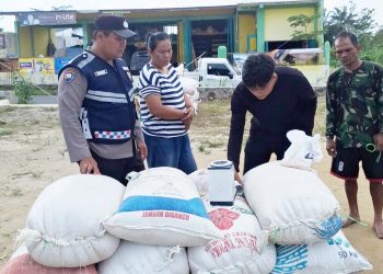 Bhabinkamtibmas Kelurahan Simarimbun Bripka Johannes C. Siregar, SH melakukan pendampingan penjualan jagung milik petani binaan Kapolsek Siantar Marihat AKP David Eka Putra, SH ke Bulog Kota Pematangsiantar,