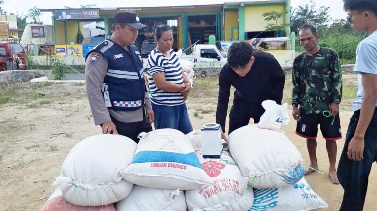 Bhabinkamtibmas Kelurahan Simarimbun Bripka Johannes C. Siregar, SH melakukan pendampingan penjualan jagung milik petani binaan Kapolsek Siantar Marihat AKP David Eka Putra, SH ke Bulog Kota Pematangsiantar,