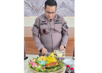 Kajari Tanjung Balai Bobon Robiana SH MH saat memotong nasi tumpeng HUT PERSAJA ke 75