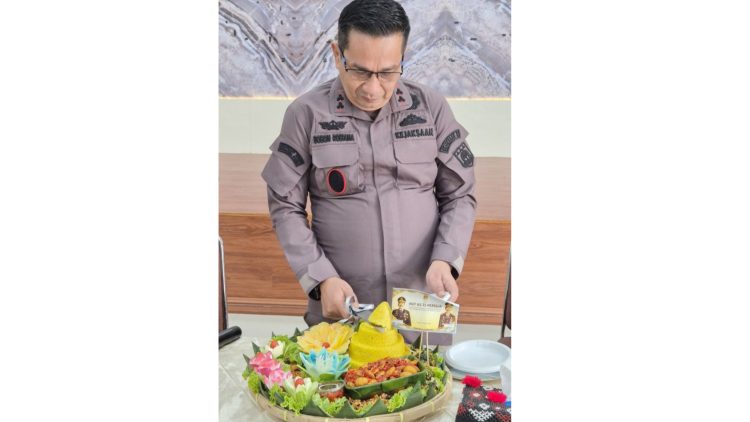 Kajari Tanjung Balai Bobon Robiana SH MH saat memotong nasi tumpeng HUT PERSAJA ke 75