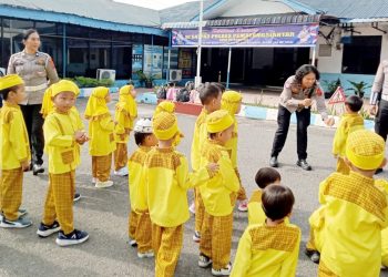 Kanit Kamsel IPDA Serly Tarigan memperkenalkan rambu rambu Lalu lintas dan artinya kepada anak TK Islam Terpadu Modern