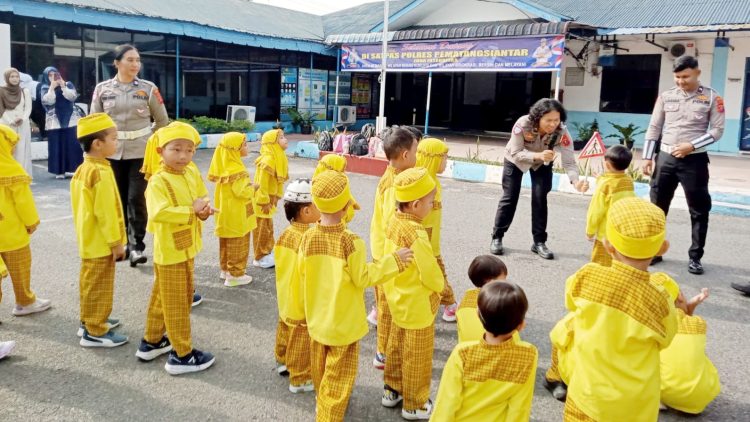 Kanit Kamsel IPDA Serly Tarigan memperkenalkan rambu rambu Lalu lintas dan artinya kepada anak TK Islam Terpadu Modern