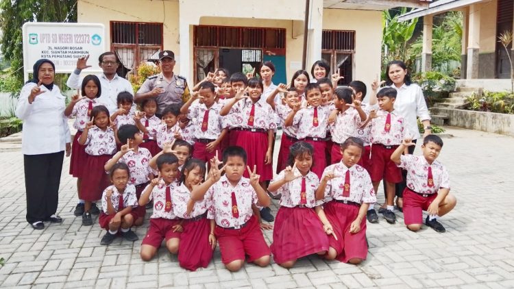 Bhabinkamtibmas Kelurahan Naga Huta AIPDA Adilman Manalu melaksanakan sambang Kamtibmas di UPTD SD Negri 122373 jalan Nembos