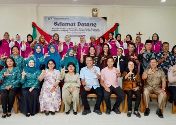 Ketua TP PKK Kota Pematangsiantar Ny Liswati Wesly Silalahi menutup kegiatan Pembinaan Kader Posyandu Kelurahan Tanjung Tongah