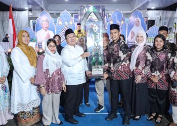 Walikota Pematangsianțar Wesly Silalahi SH. MKn didampingi Kapolres Pematangsiantar AKBP Sah Udur T.M. Sitinjak SH. SIK. MH dan Forkopimda serahkan piala bergilir kepada Juara Umum Kecamatan Sianțar Martoba