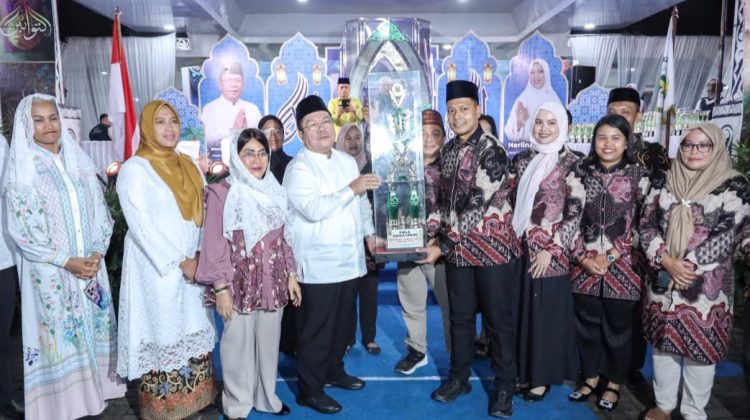 Walikota Pematangsianțar Wesly Silalahi SH. MKn didampingi Kapolres Pematangsiantar AKBP Sah Udur T.M. Sitinjak SH. SIK. MH dan Forkopimda serahkan piala bergilir kepada Juara Umum Kecamatan Sianțar Martoba