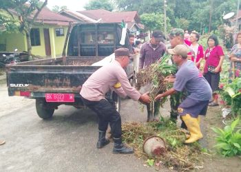Polsek Siantar Marihat Bersama Tiga Pilar dan Warga Gotong Royong di Jalan Negeri Bosar